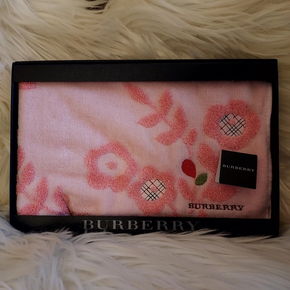 NIB Burberry Hand Towel - Picture 3 of 5